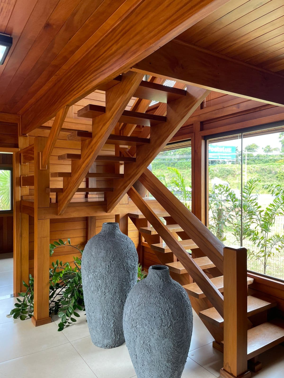 Detalhe da estrutura e da escada de madeira em um projeto realizado