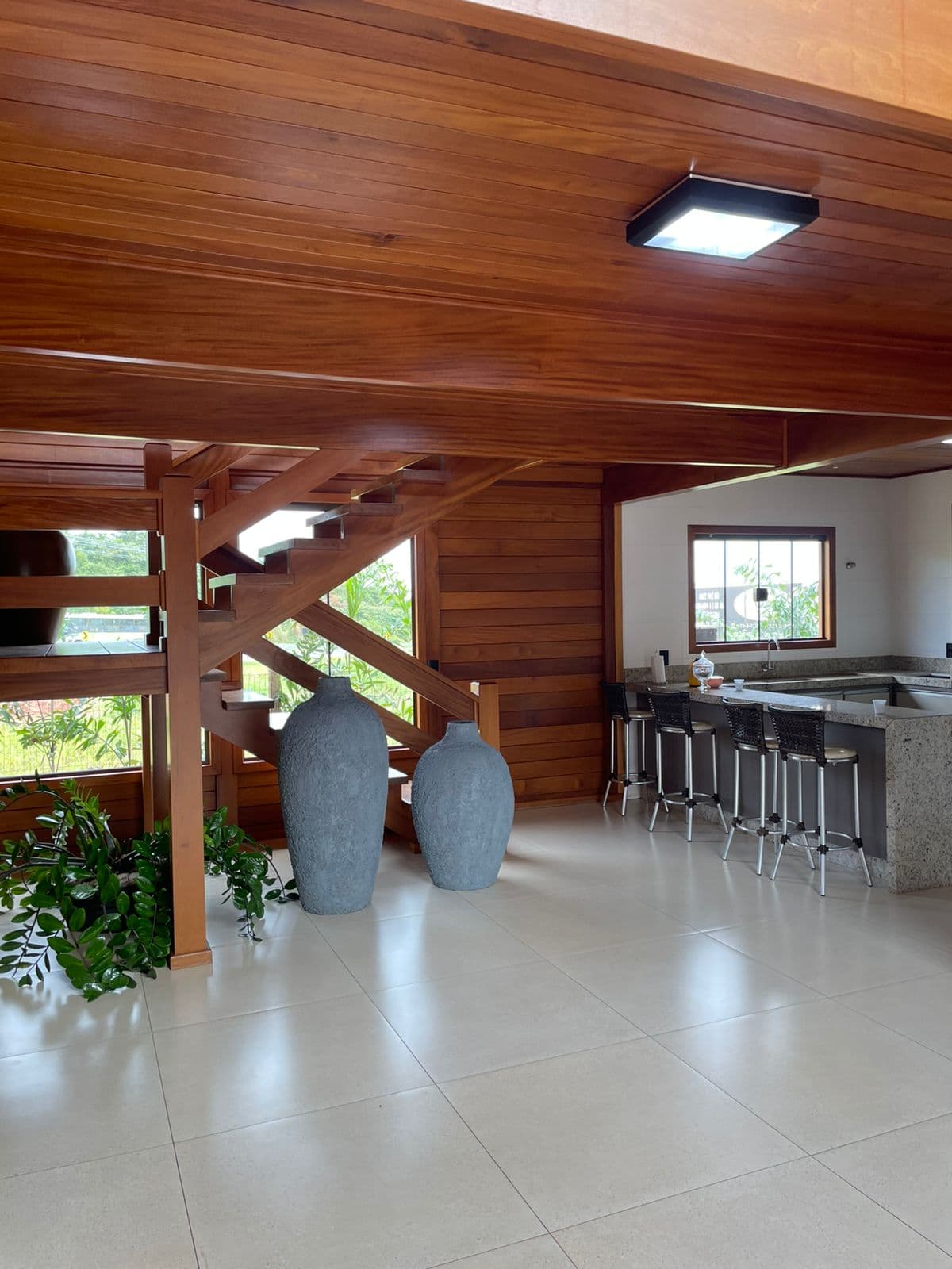 Interior integrado de uma casa de madeira realizada pela empresa
